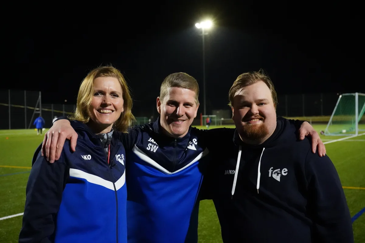 Jugendliche trainieren auf dem Kunstrasen im Eselriet.